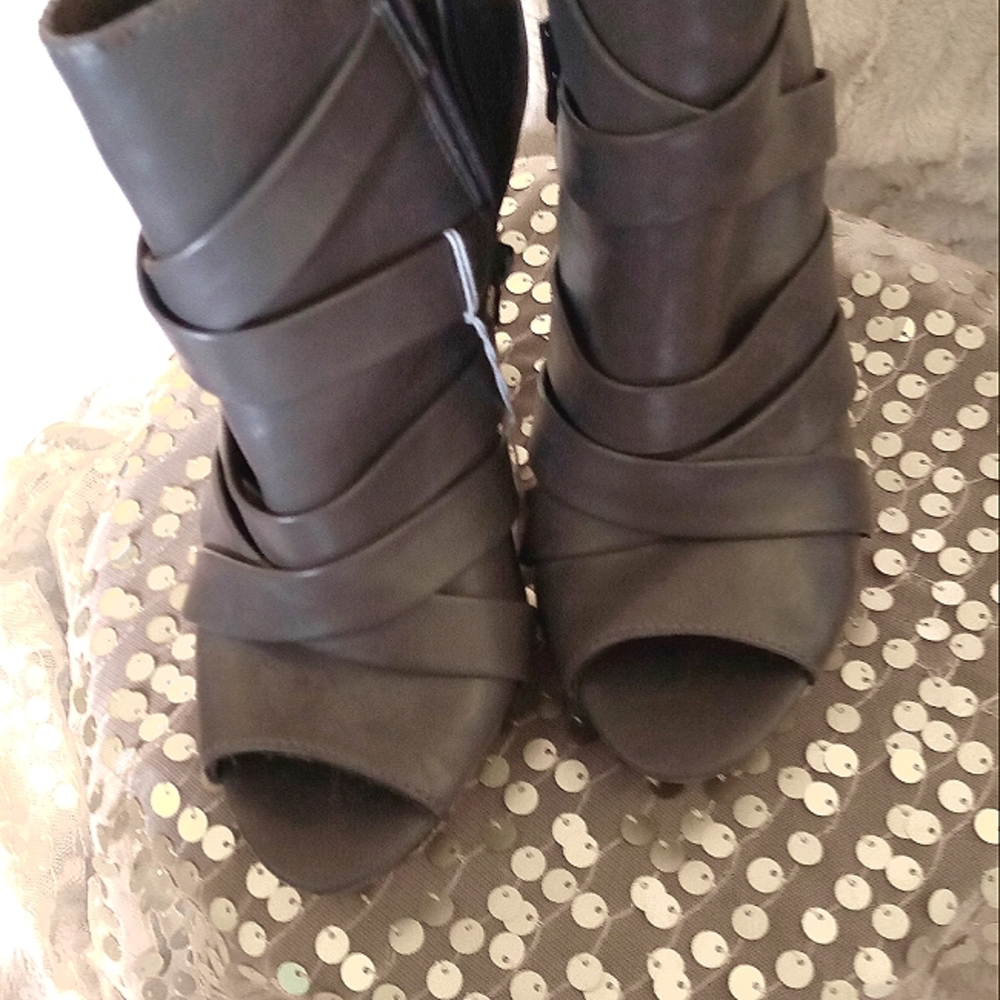 Fiona N.W.T. ankle heel booties